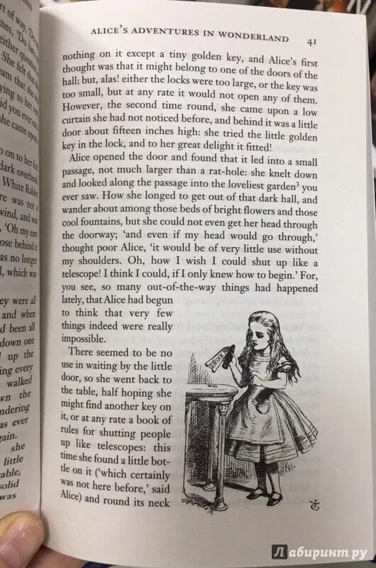 Пересказ алисы по главам. Книжка Алиса в стране чудес пересказ. Очень краткий пересказ Алиса в стране чудес. Краткий пересказ Алиса в стране чудес. Алиса в стране чудес английский клуб.