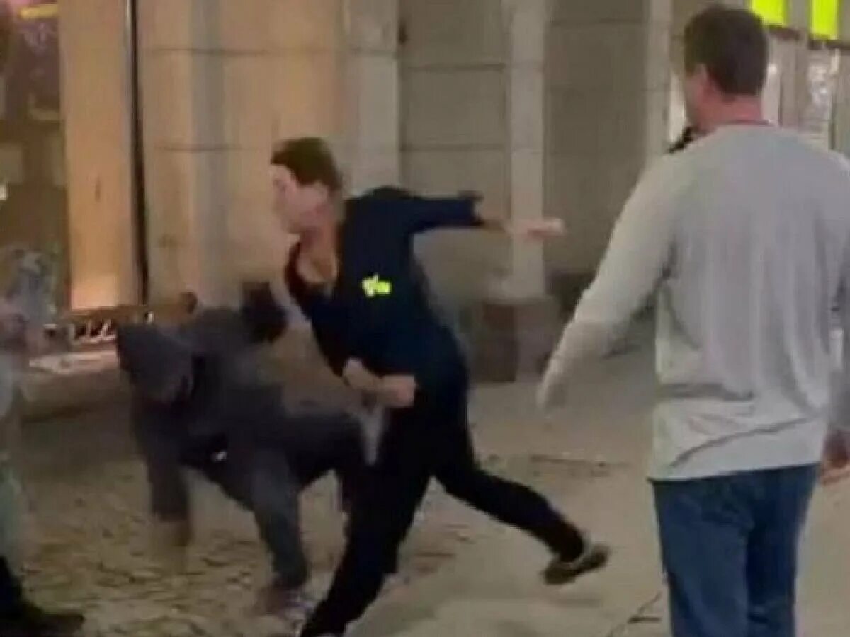 Устроили драку. Драка метро "менделеевская". Устроили драку. Массовая драка в волгограде. Околофутбольщики подрались на площади мужества.