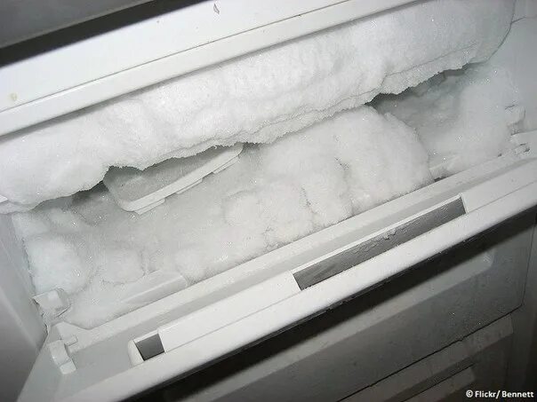 Причины сильно морозит. Холодильник Индезит ноу Фрост намерзает лед. Холодильник Индезит морозилка намерзает лед. Холодильник Индезит ноу Фрост морозилка. Холодильник Индезит ноу Фрост намерзает лед в морозилке.