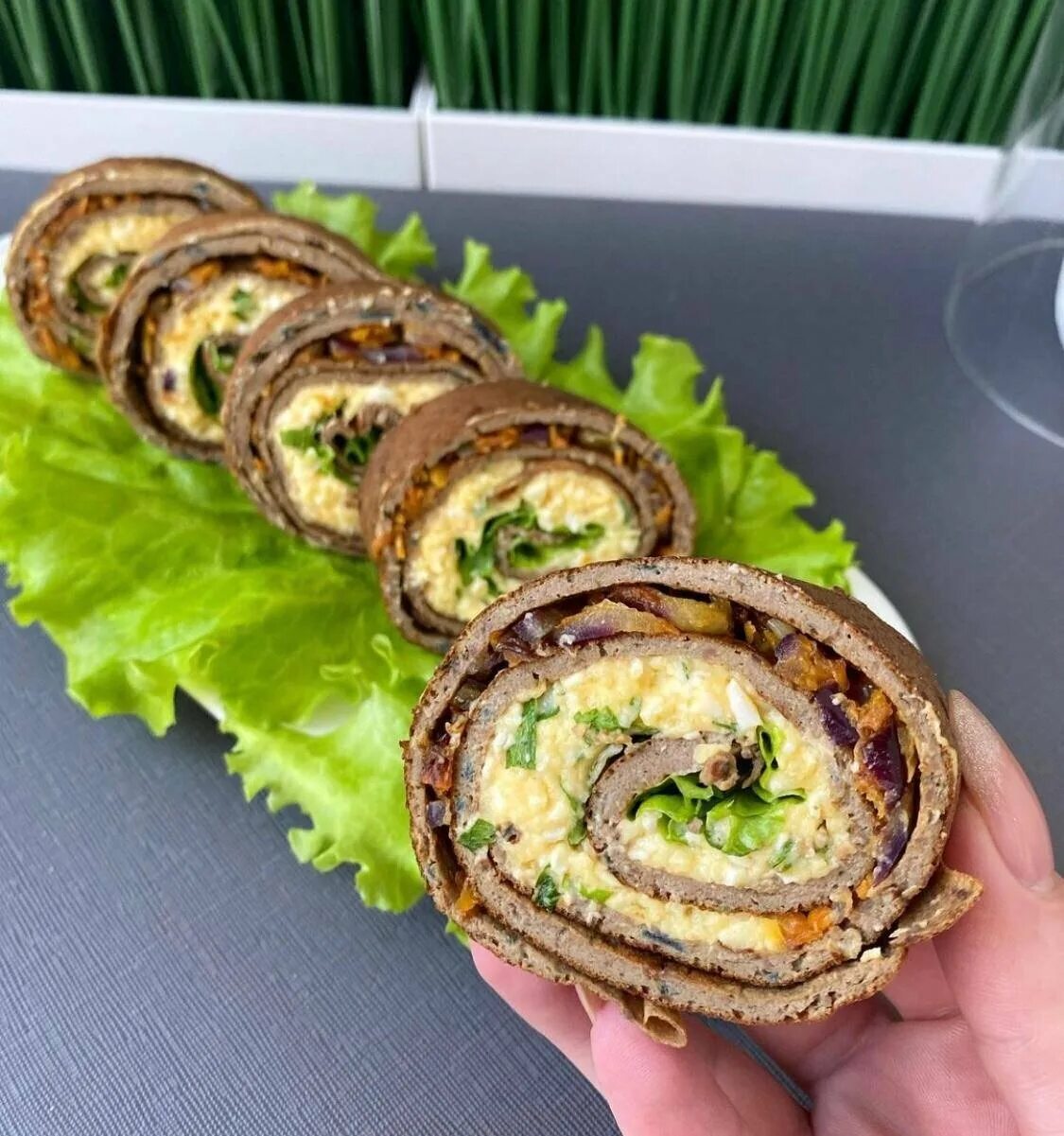 Куриные рулетики с куриной печенью. Печёночный рулет из куриной. блинные печёночные рулетики. печёночные рулетики с начинкой. рулеты печеночные с начинкой.