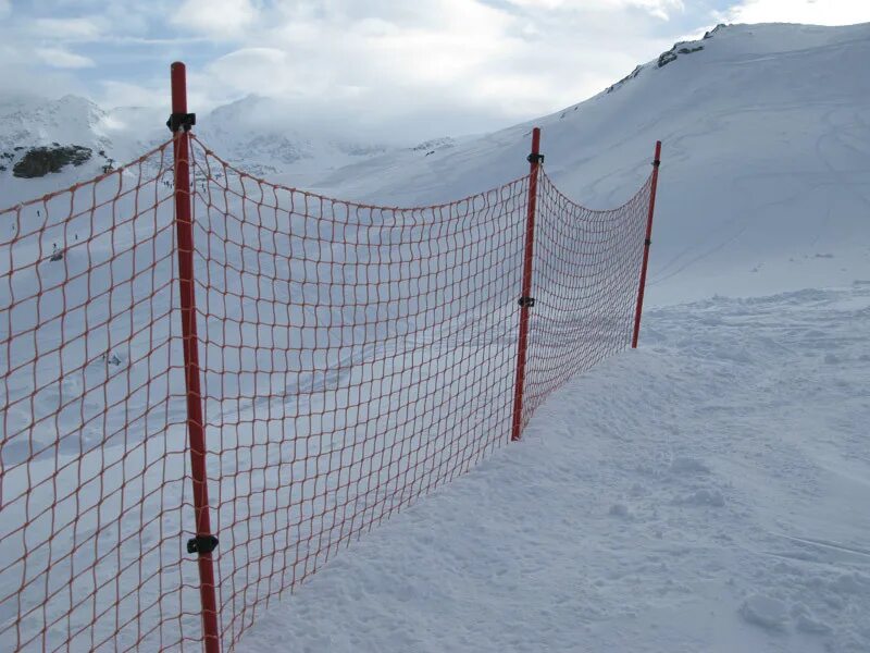 Сетки горнолыжные. Сетка защитно-улавливающая 3.5х6м. Сетка для ограждения лыжных трасс. Сетка для ограждения горнолыжных трасс. Сетка ограждение горнолыжный склон.