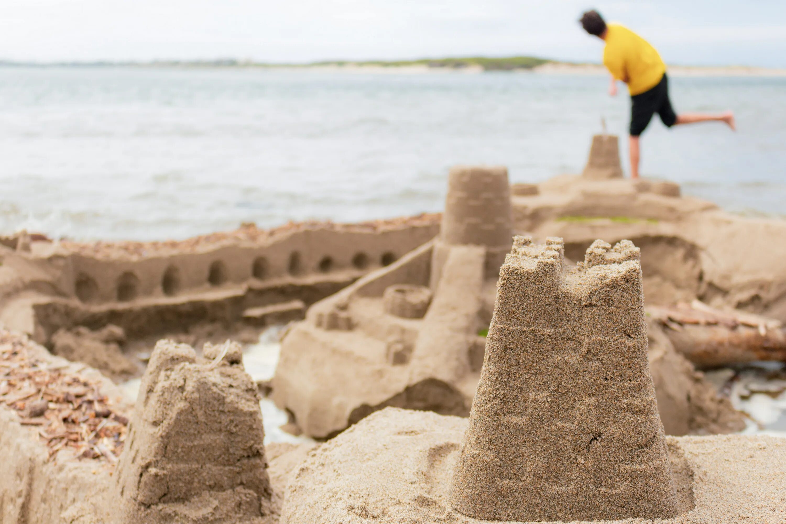 Drive a car make a sandcastle. Замок из песка. Замок из песка на пляже. Домик из песка. Замки из песка для детей.