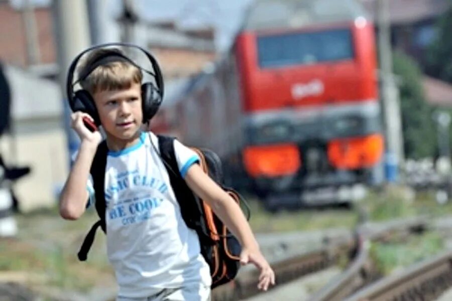 Школьники на железной дороге. Железная дорога для детей. Подростки на железной дороге. Дети на ЖД дороге.