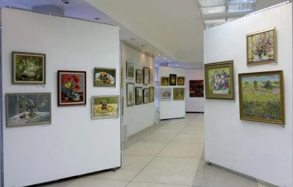 Переславль-залесский дом художника. Цдх зал. Калуга дом художника ярмарка. Выставочный зал дом художника. Дом художника тамбов.