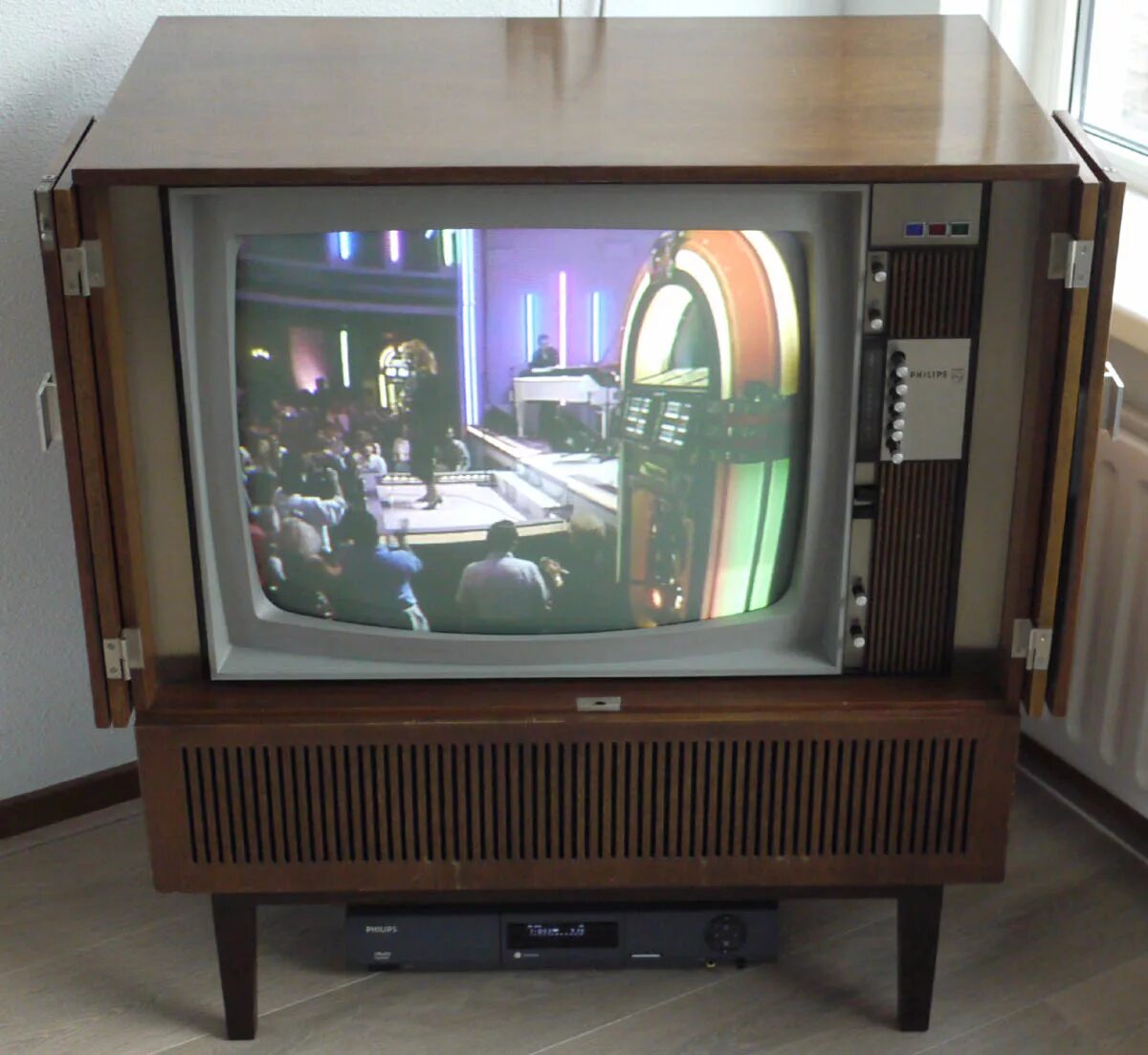 Старый телевизор 20 каналов. Телевизор 2002. Плазменный телевизор 2002 года. Телевизор цветной 700. Цветной телевизор 2002.