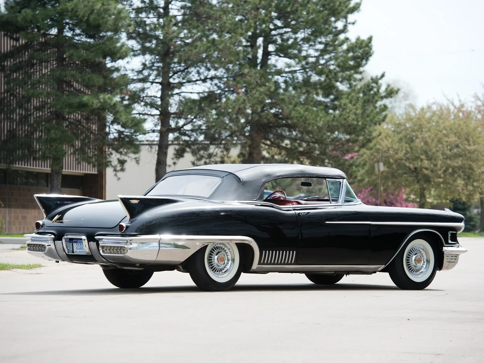 Пятидесяти машинами. Cadillac Eldorado Brougham 1958. Cadillac Eldorado 1958. Cadillac Eldorado 1954. Кадиллак Эльдорадо 50х.