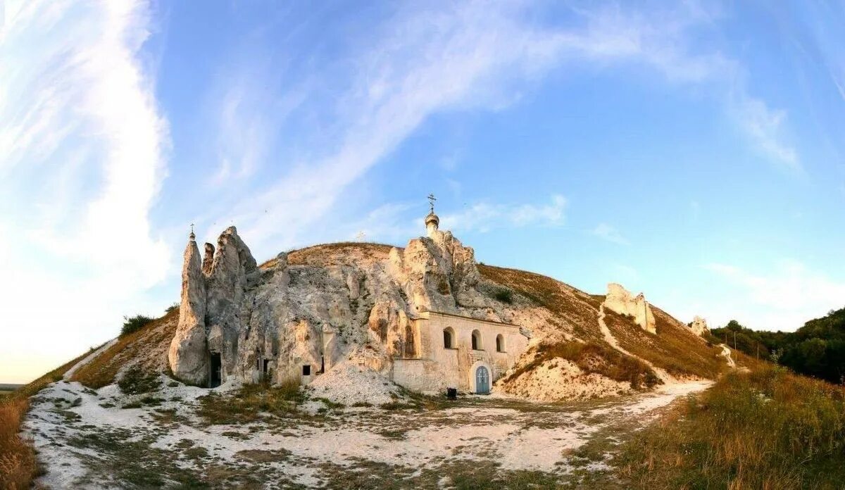 Гора на которой стоял дом была. Музей-заповедник Дивногорье в Воронежской. Воронежская область пещерный монастырь Дивногорье.