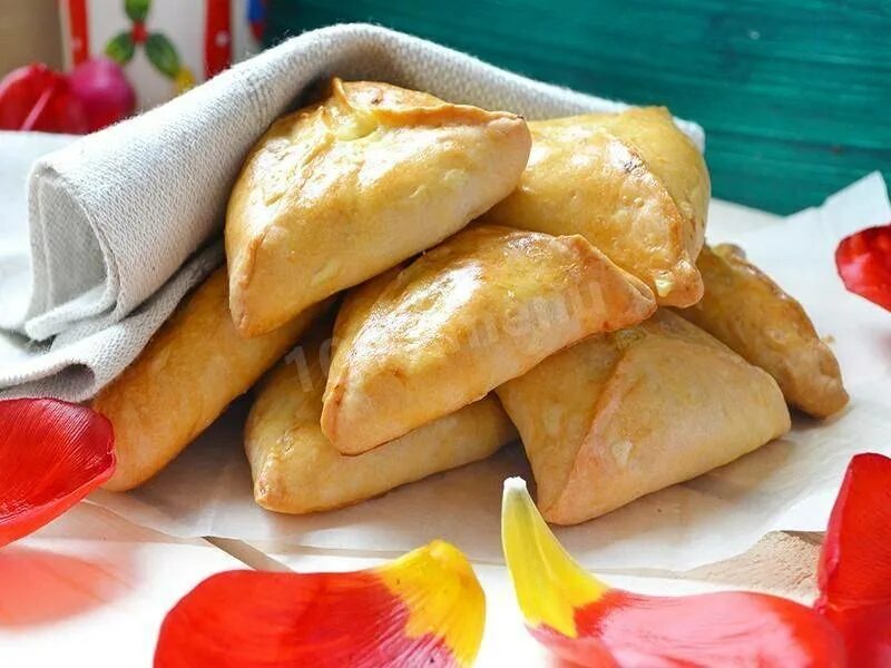 Треугольник рецепт дрожжевые. Национальная татарская кухня эчпочмак. татарские пирожки эчпочмак. треугольник эчпочмак. эчпочмаки татарские треугольники.