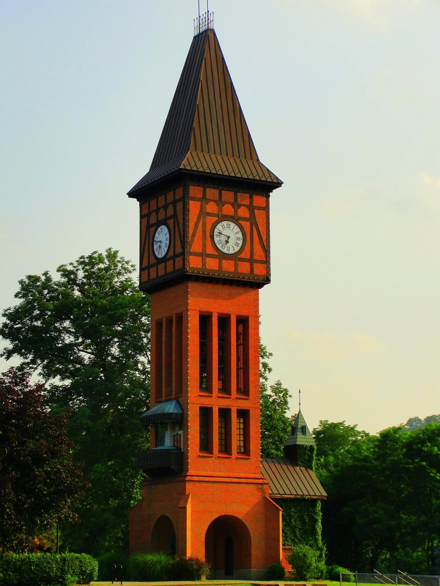 Часовая башня Циммер. Часы на башне Тауэр. Часовая башня Зеленоградск. Туапсе башня часовая башня.