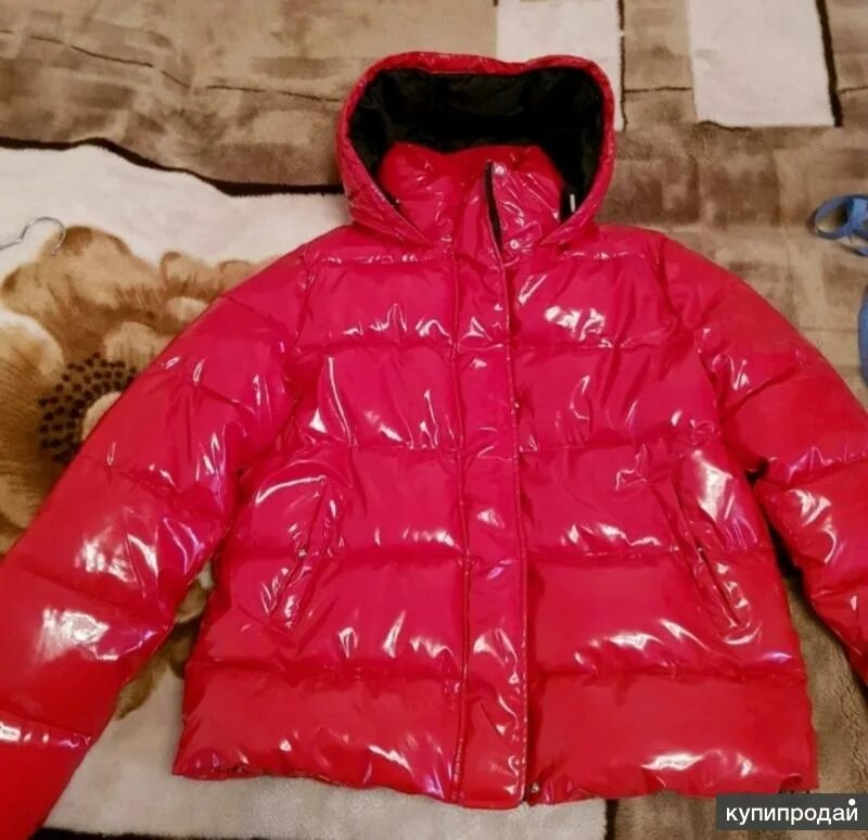 Авито детские куртки купить. Красная лакированная куртка. Девочка в красной куртке. Лаковые куртки для девочек. Куртка детская лакированная.