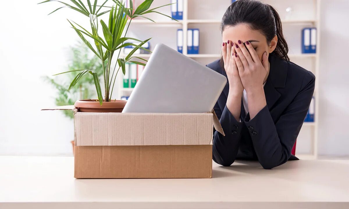 Женщина увольняется. Безработная женщина. Безработный человек. Консультирование осужденных. Трудоустройство инаалид.