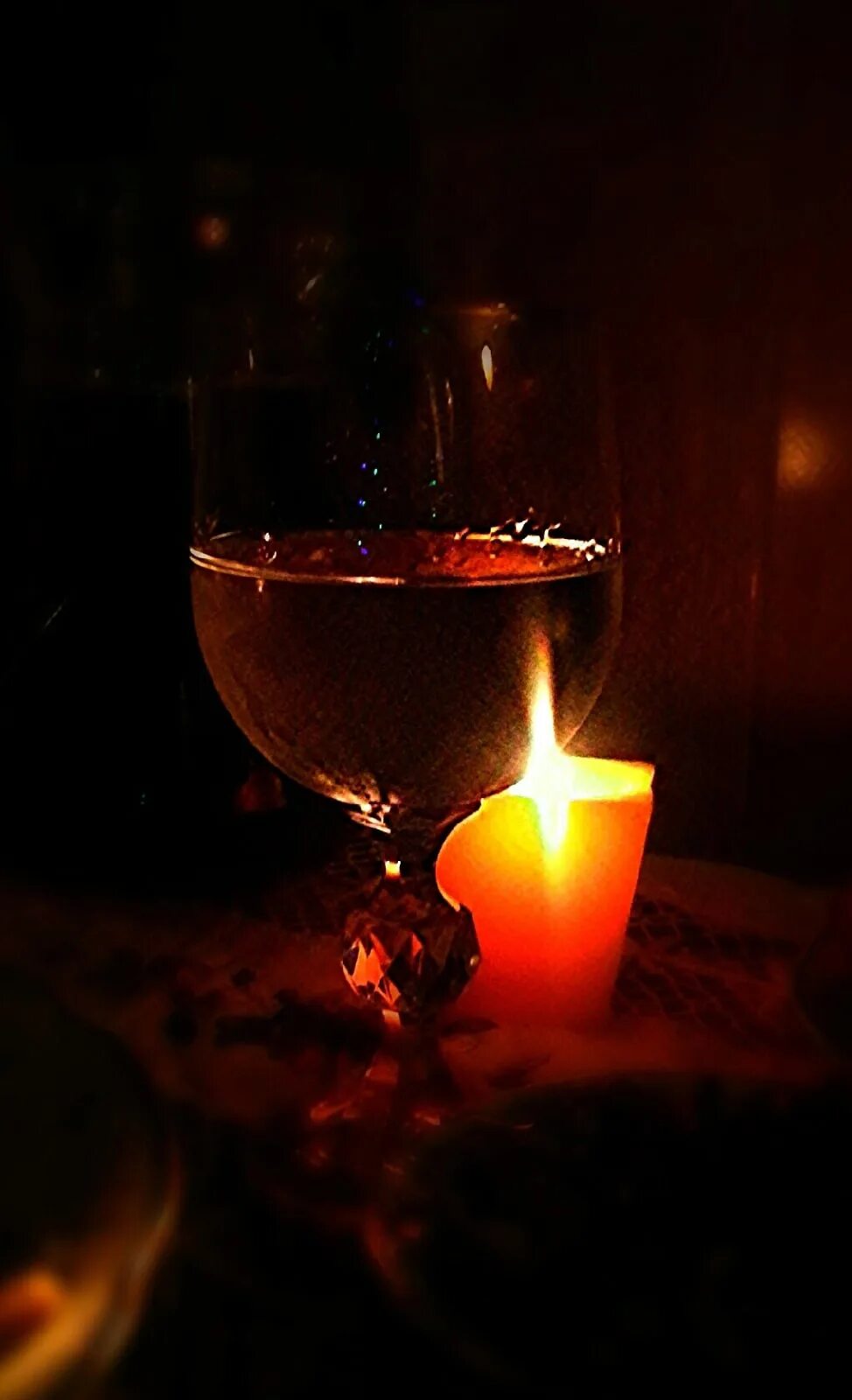 Вин вин сгорел. Романтичный вечер. Вечер вино свечи. Бокал вина и свечи. Вечер с вином.