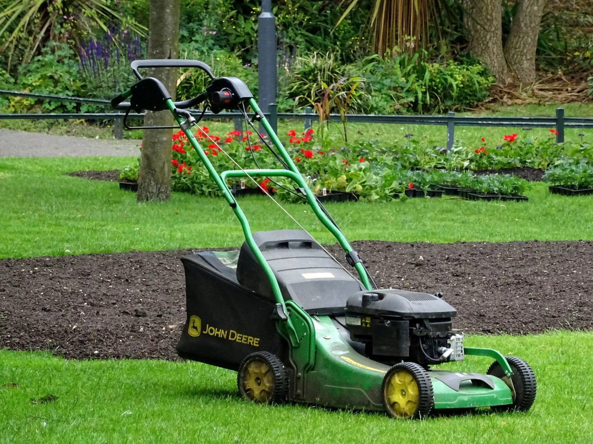 Lawn mower. Yard Machines газонокосилка бензиновая аккумулятор. Газонокосилка бензиновая Green lw4650s. Poulan Pro 22 газонокосилка. Газонокосилка бензиновая Гардена.