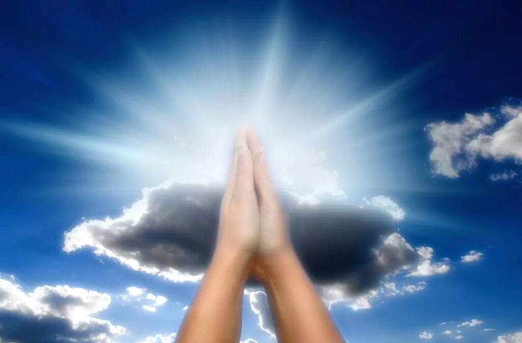 Господь помогает проси. Молится на фоне неба. Радость во Христе. Руки к небу. Молиться Богу.