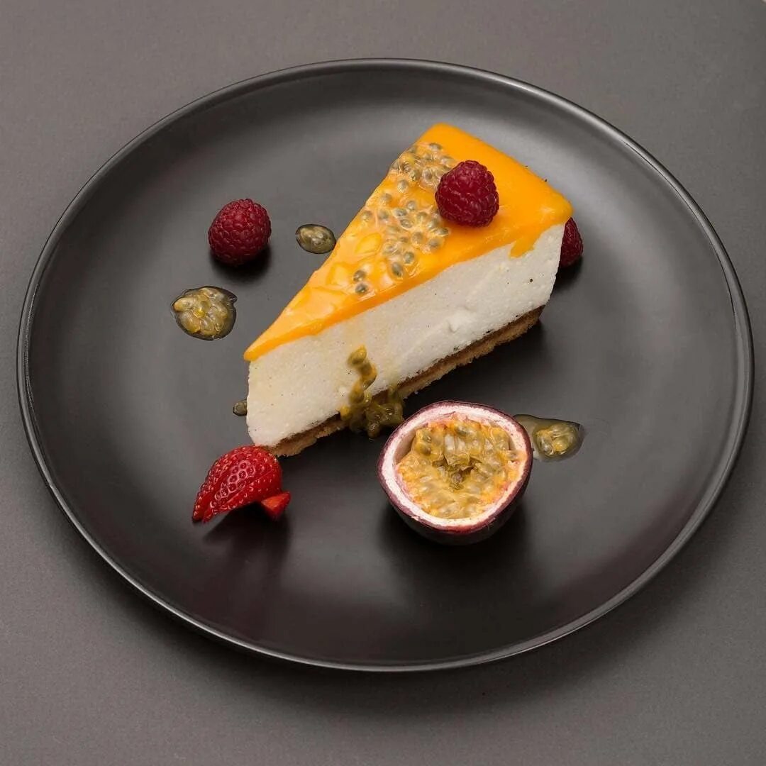 чизкейк нью-йорк 400. чизкейк невкусно еду к продюсеру. чизкейк невкусно еду к продюсеру. подача чизкейка в ресторане. чизкейк невкусно еду к продюсеру.