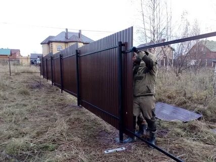 Заборы из профлиста на сваях