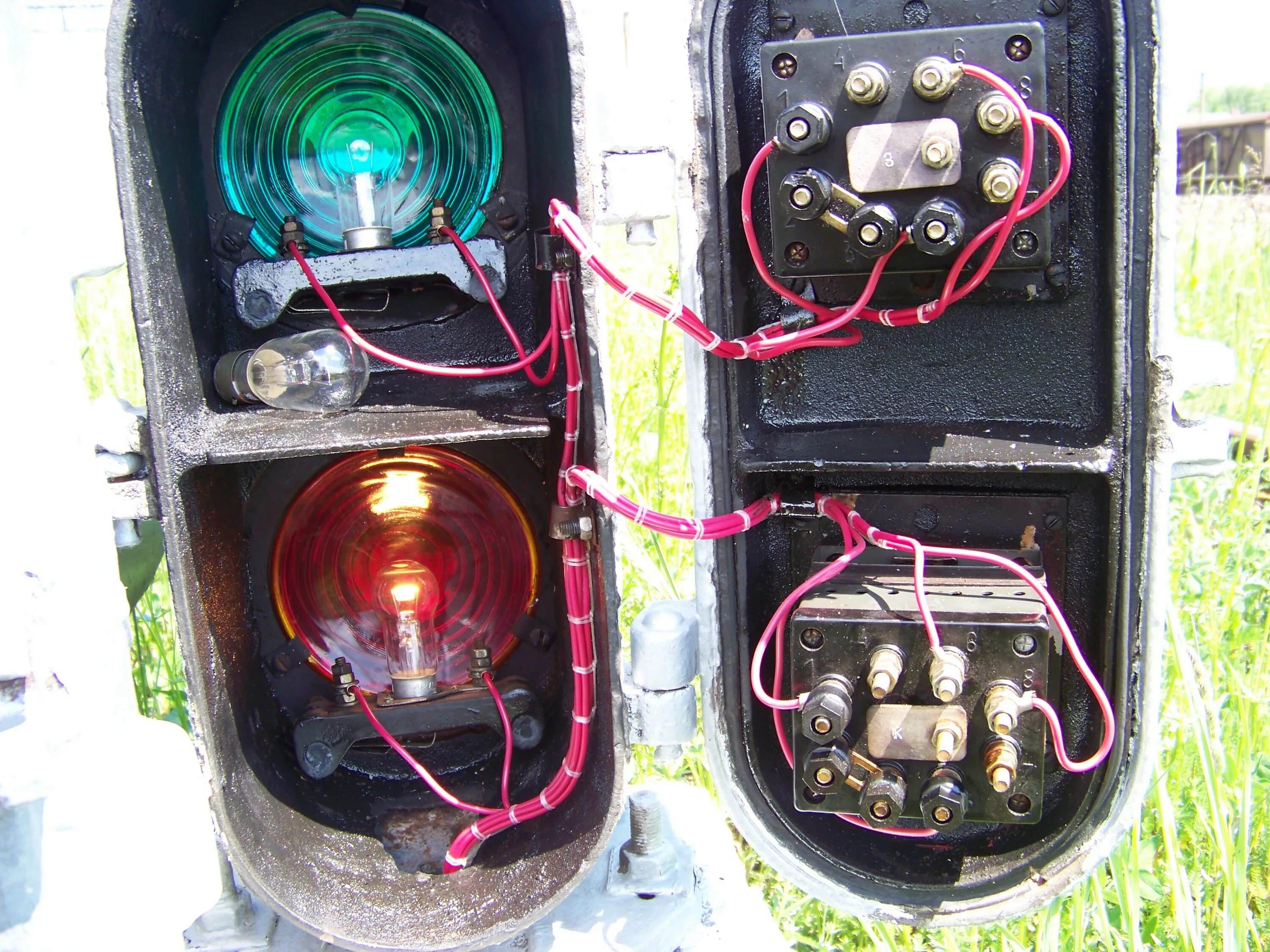 светофорная головка сцб. профессия монтёр сцб. смена ламп светофоров. светофорные муфты сцб. светофор на железной дороге.