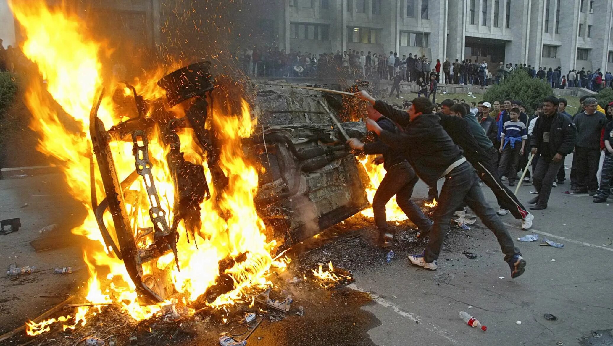 Революция тюльпанов в киргизии. Революция 2005 в киргизии бишкек. тюльпановая революция в киргизии 2005. тюльпановая революция бишкек.