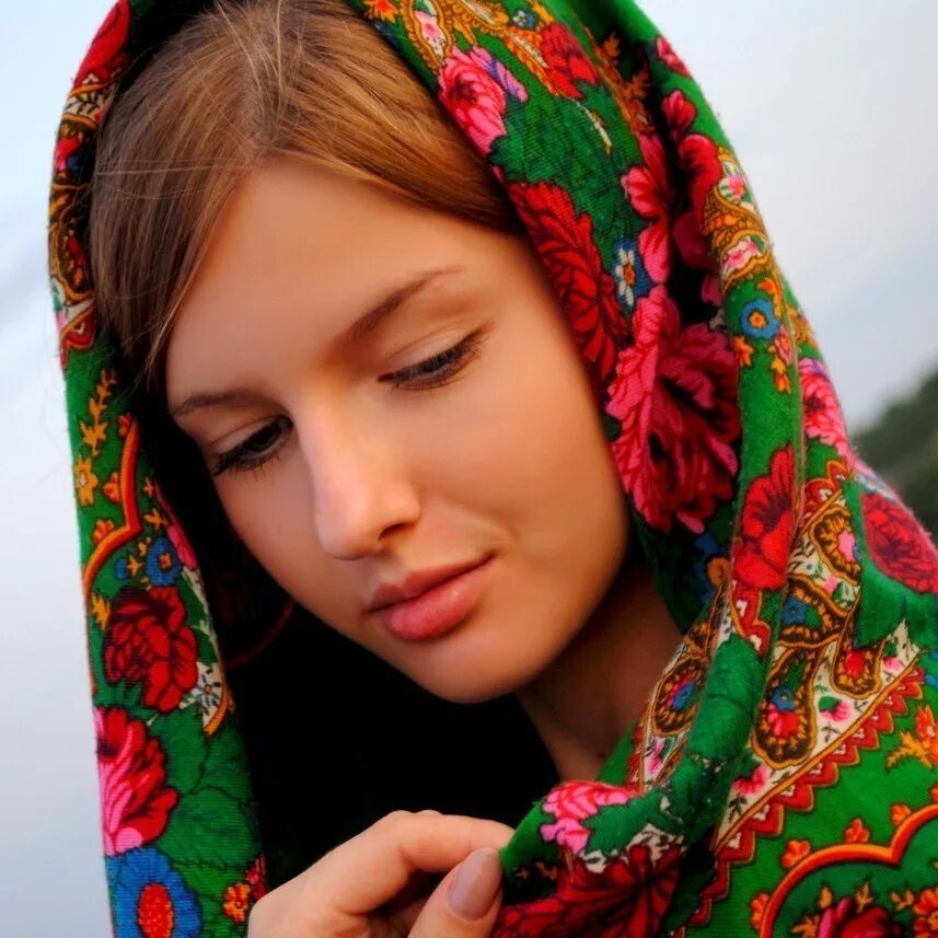 Скромность украшала веллвека. Красивые девушки в русских платках. Статусы про скромных девушек. Стеснительный подросток. Православная девушка на природе.