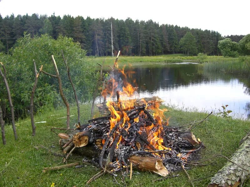 Пламя и природа. Костер на берегу реки. Костер у реки. Костер на берегу реки. Костер на природе ночью.