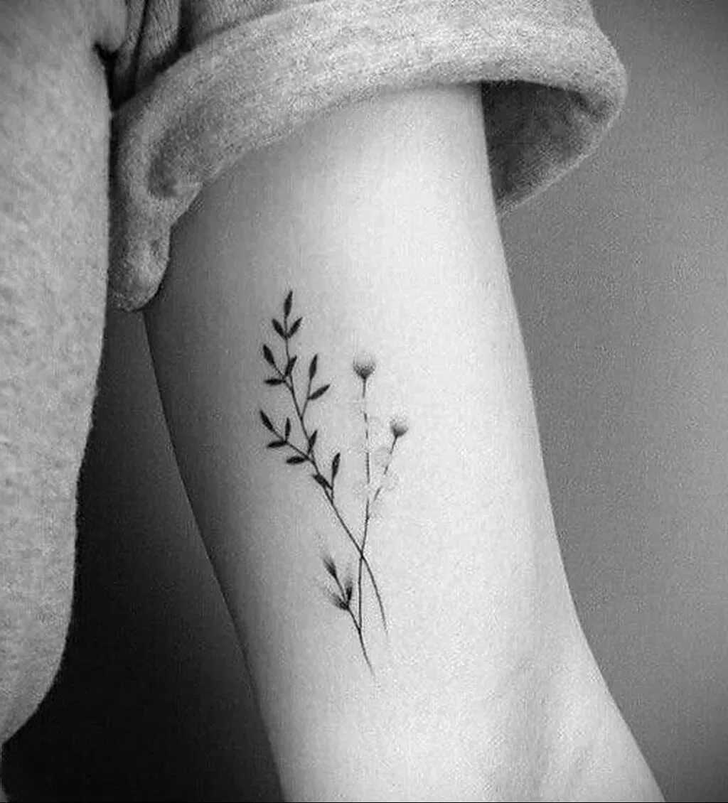 Тату на руке для девушек маленькие. Маленькие татуировки для девушек. Небольшие тату для девушек. Small tattoo. Тату минимализм.