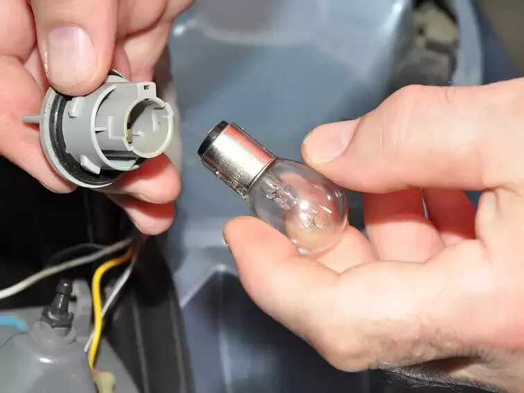 Лампочка поворотника шевроле круз передняя. Лампочка поворотника круз. Лампа поворотника шевроле круг. Chevrolet cruze лампа ближнего света. Лампочка поворотника нива шевроле.