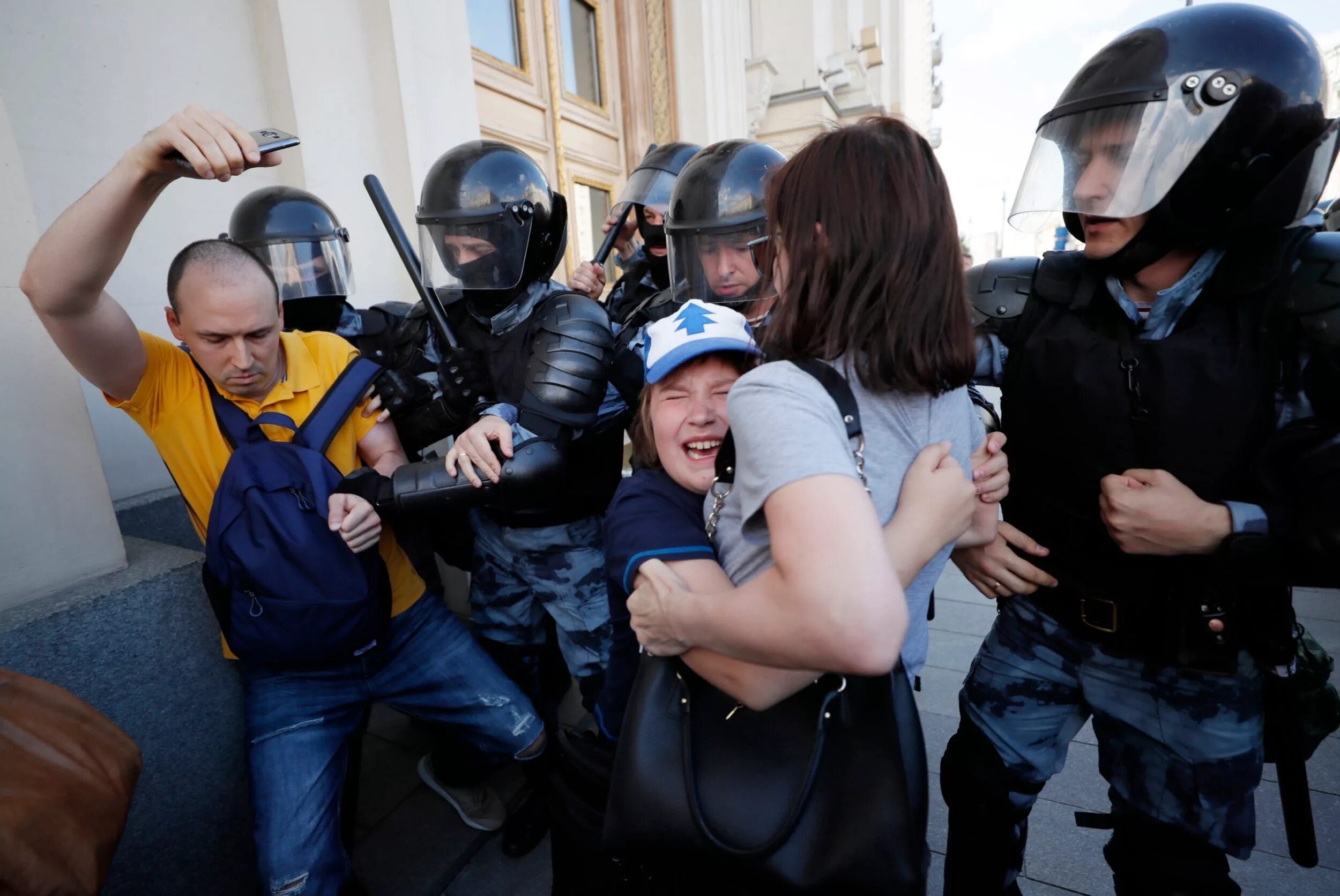 Задержание на митинге в Москве. Выносит протест