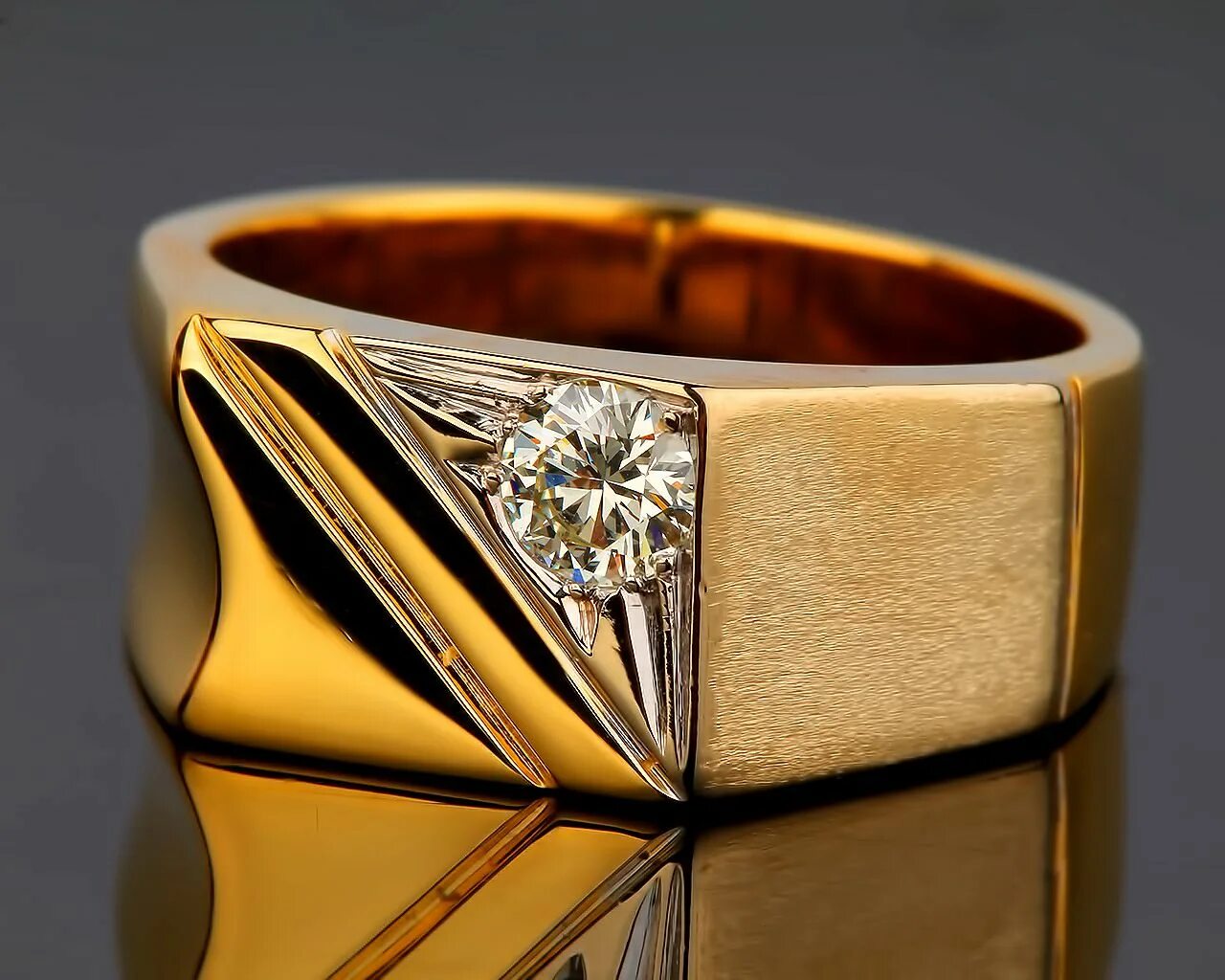 Золотое кольцо для мужчин. Золотая печатка кп1070. Мужские золотые кольца Даймонд. Перстень мужской. Перстень мужской золотой.