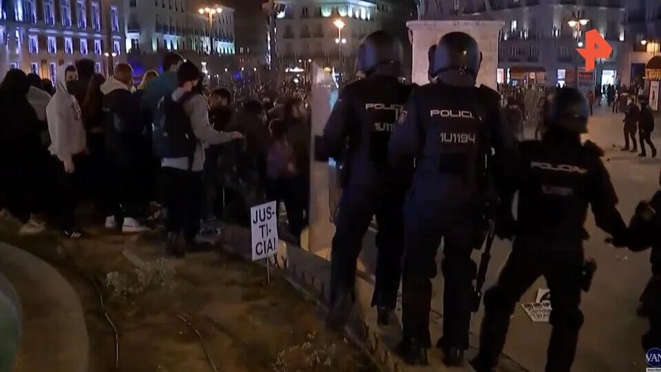 Участники массовых беспорядков. Испанская полиция задержание. Беспорядки в Мадриде. Массовые беспорядки в Краснодаре. Вандализм с полицией.