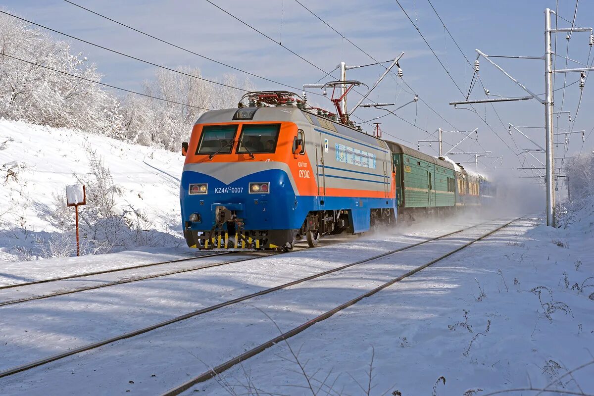 Поезд talgo казахстан. Ктж поезд. Жд казахстана. Talgo поезд астана проводники. Kz4a электровоз.