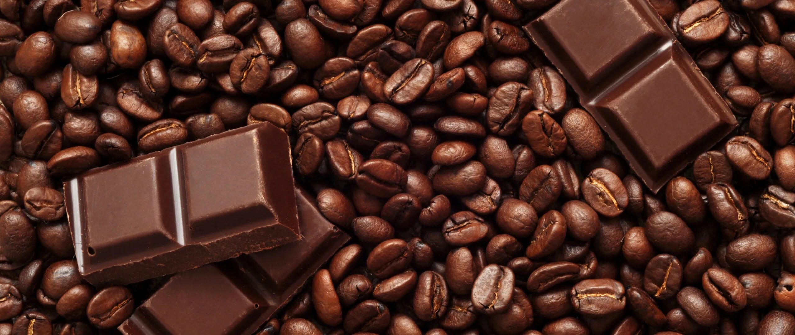 Зерна кофе в шоколаде. Шоколад фон. Стол какао шоколад. Кофейная шоколадка.