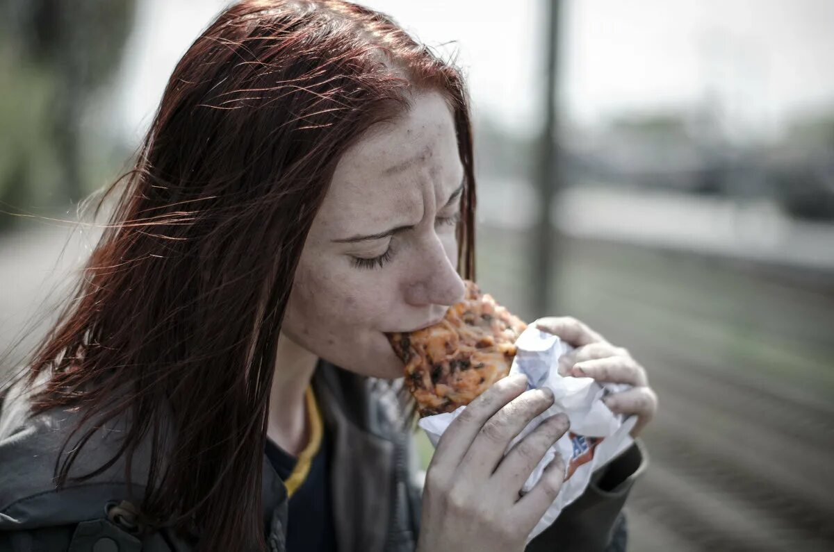 Грязная девушка подросток. Девушка на свалке. Маленькиедевочкибасиком. Грязные юные девочки. Девушка и бездомная собака.