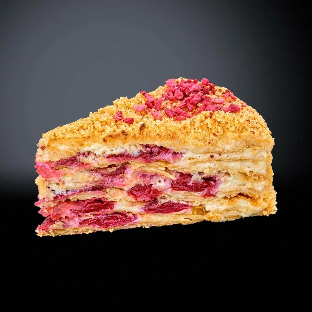 наполеон с вишней и заварным кремом. афганский наполеон. шоколадный наполеон с вишней. торт «наполеон» с клубникой. шоколадный наполеон с вишней.