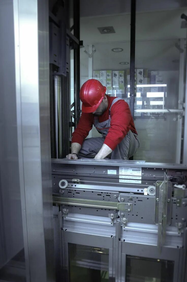 Грузовой лифт в торговом центре. Починка лифта. Предприятия лифтов. Thyssenkrupp лифт стеклянный. Предприятия лифтов.