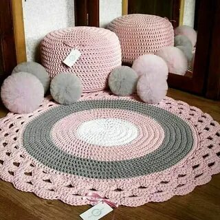 Ковры связаны крючком из пряжи