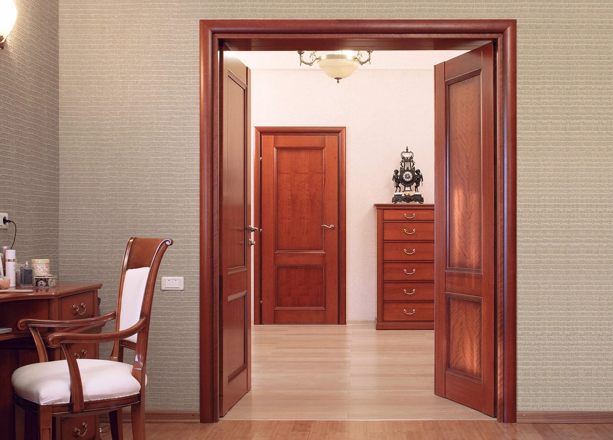 Двери цвета красного дерева. Двери в интерьере. Двери итальянский орех в интерьере. Межкомнатные двери в интерьере. Деревянные двери в интерьере.