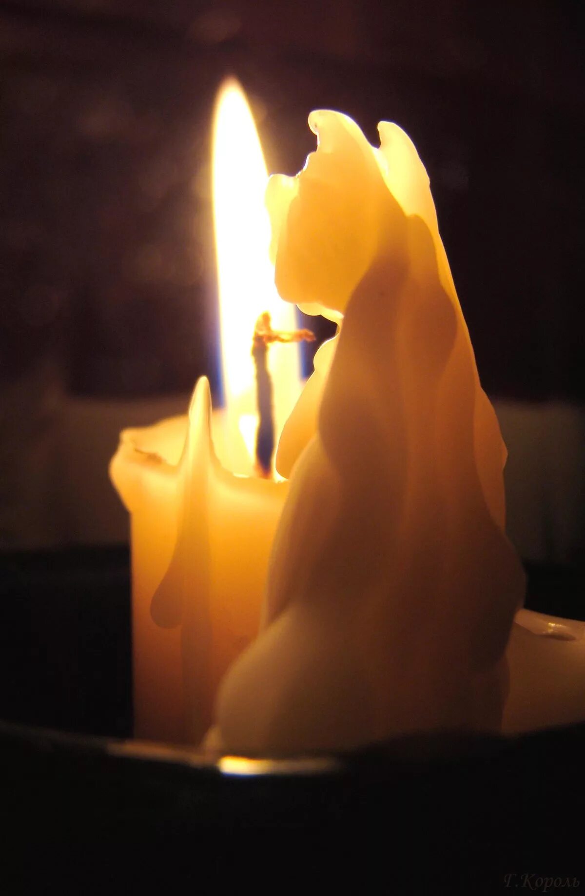 Горящая свеча гаснет в закрытой пробкой банке. Горящие свечи. Огарок свечи. Огарки от свечей. Огарок восковой свечи.