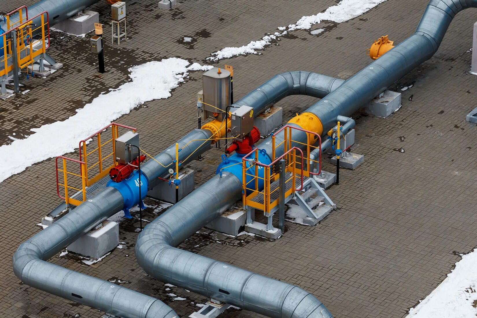 В результате охлаждения газа средняя. АВО газа на компрессорных станциях. Охлаждение газа на компрессорных станциях. ГАЗ трубы. Компрессорные станции газа на Украине.