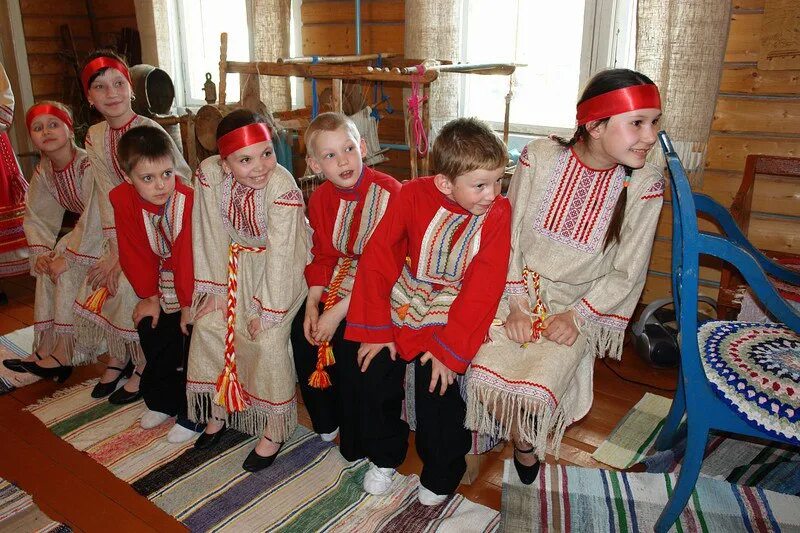 Ребенок карелов. Карелы вепсы саамы. Народ карелии вепсы. Национальный костюм тверских карел. Национальный костюм карелии вепсы.
