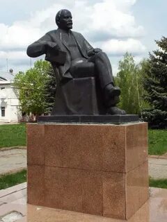Памятник сидящему