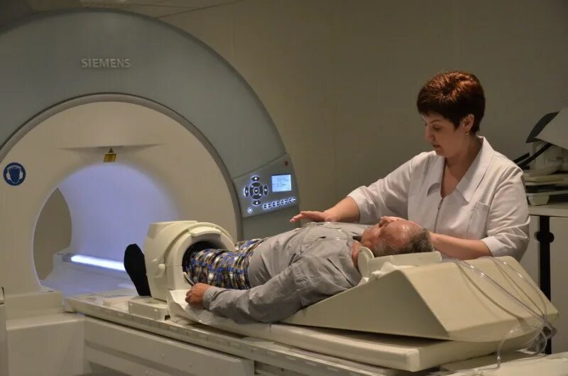 1 ркб мрт. Мрт областная больница. Первая республиканская клиническая больница ижевск. Мрт медси. Магнитно-резонансный томограф tomikon bmt 1100.