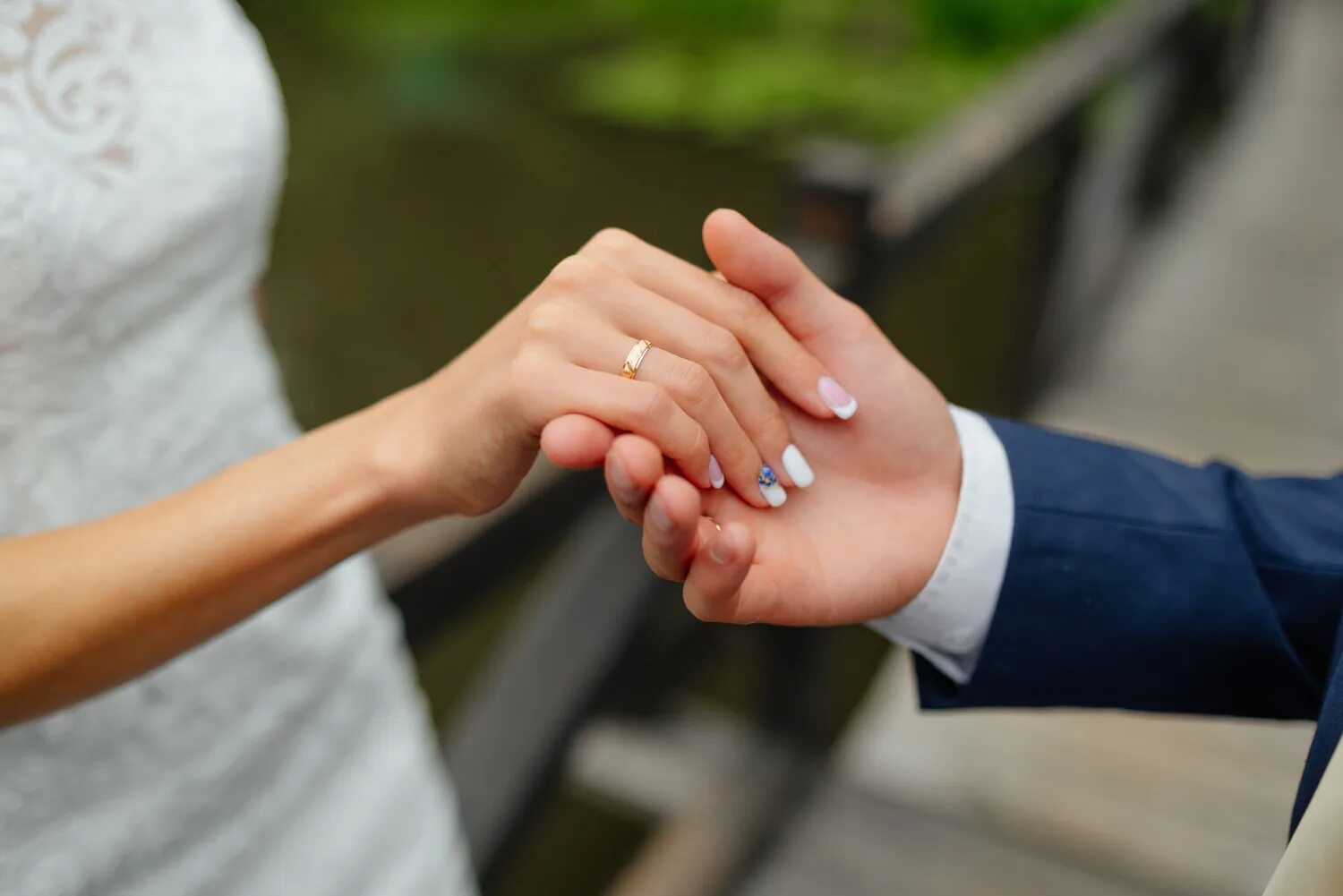 Брак. Свадьба мобилизованного. Институт брака картинки. Жених и невеста держат руки восьмеркой.