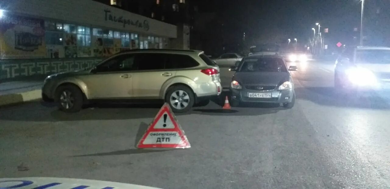 Врезался задним ходом. Дтп при движении задним ходом. наезд на стоящий автомобиль. наезд на стоящее транспортное средство. наезд сзади на автомобиль.
