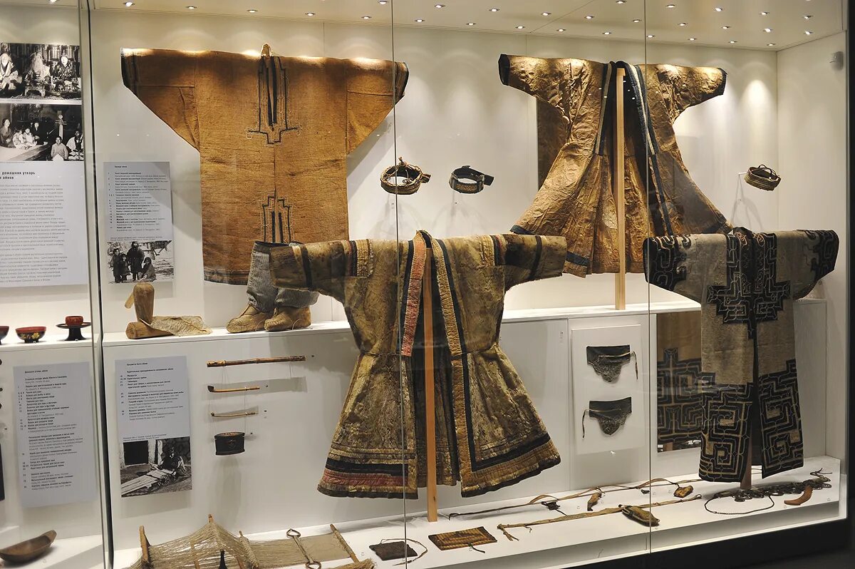 Жилище саамов кольского полуострова. Таймырский краеведческий музей г. Народы севера этнографический музей санкт-петербург. Южно сахалинск краеведческий музей экспозиции. Саамы и ненцы.