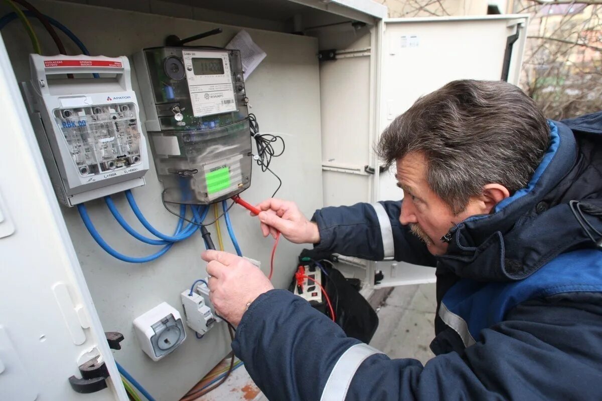 Плата за электросети. Монтаж счётчика электроэнергии. Счетчик электрический общедомовой. Электрик на столбе. Приборы учета электроэнергии в домах.