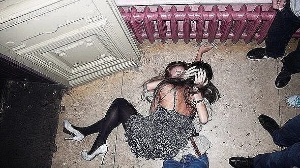 Девочки в подъезде. Романтика в подъезде. Пьяные девушки в подъезде. Пьяные девушки в подъезде. Девушка в подъезде.