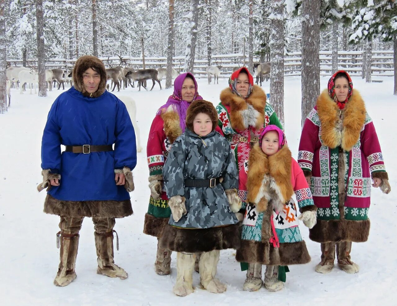 Малица ненцев. Коренные народы хмао. Национальный костюм ханты и манси. Ханты-мансийский автономный округ жители. Ханты манси люди.