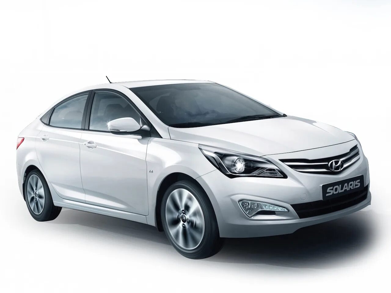 Купить б/у Hyundai Solaris I 1.4 AT (107 л.с.) бензин автомат в Москве: серый Хе