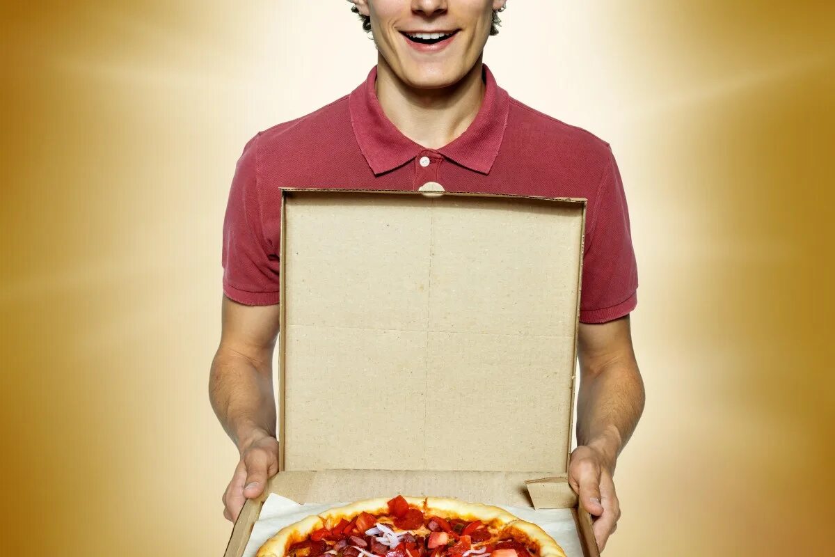 Доставщик пиццы и золотой 65. Джесси Айзенберг доставщик пиццы. Мужчина с пиццей. Человек с коробкой пиццы. Разносчик пиццы.