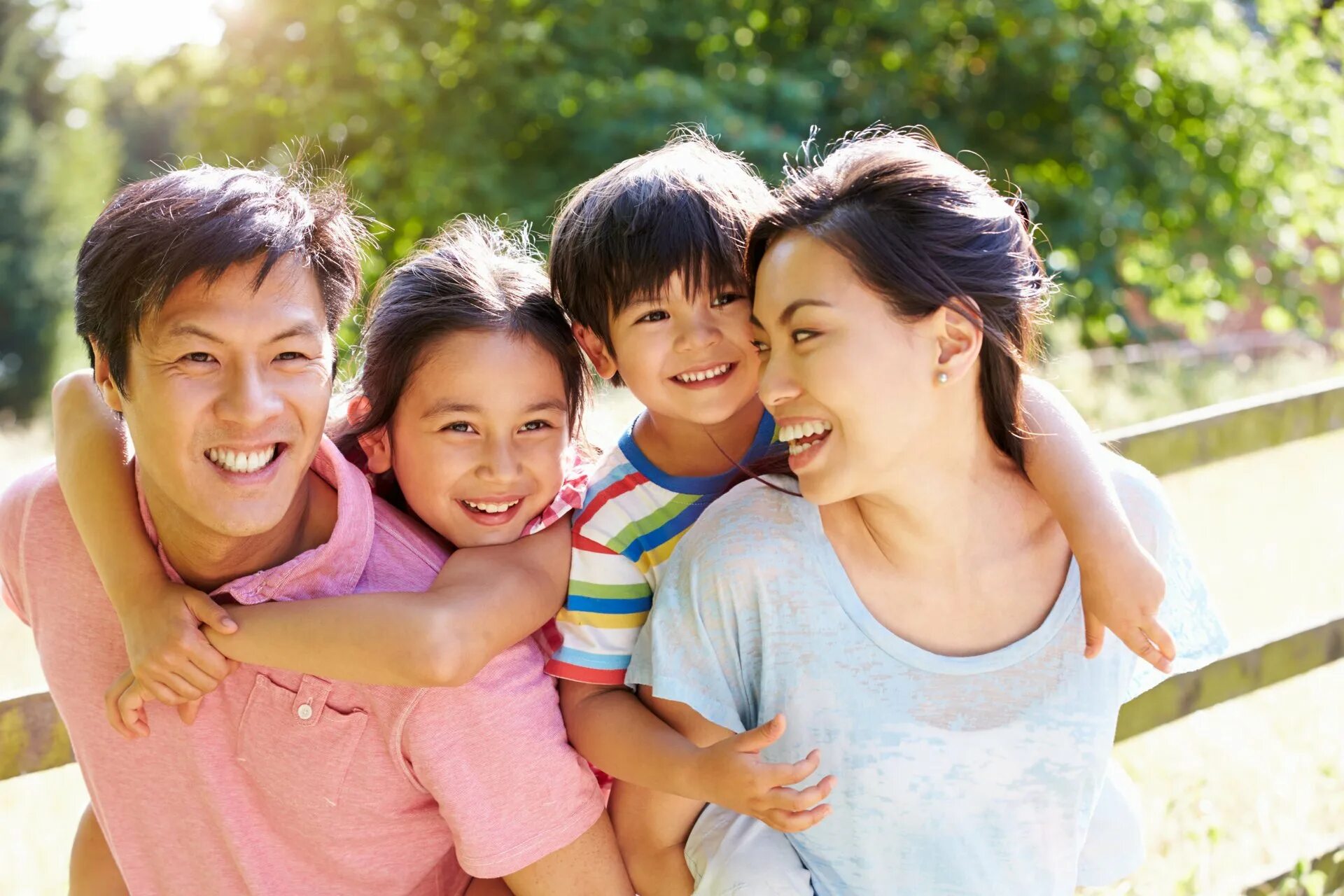 Семья азиаты. Счастливый Азиат. Счастливая семья азиаты. Радостные азиатские дети. Asia family
